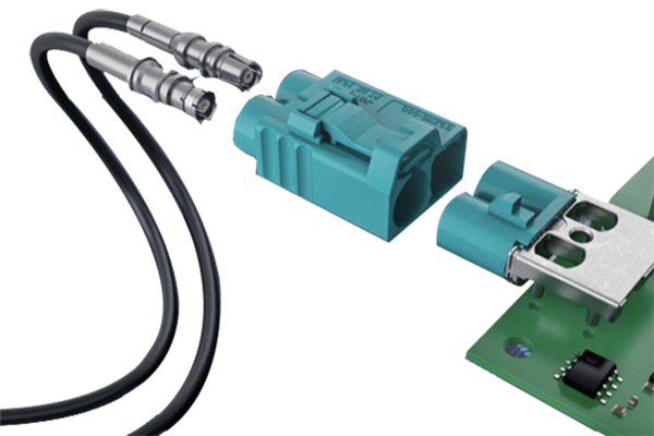 汽車(chē)射頻線(xiàn)束是指用于傳輸無(wú)線(xiàn)電信號(hào)的電線(xiàn)束，通常位于汽車(chē)內(nèi)部。它通常由多根電線(xiàn)組成，包括信號(hào)線(xiàn)、電源線(xiàn)和地線(xiàn)等。這些電線(xiàn)通過(guò)一定的結(jié)構(gòu)形式將它們組織在一起，以便更好地傳輸信號(hào)和減少干擾。